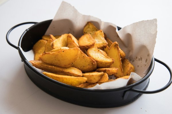 Quelles sont les astuces pour faire des frites croustillantes sans huile?