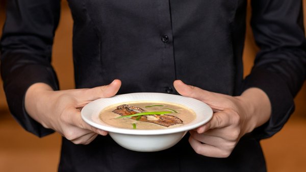 Quels sont les secrets pour réussir des plats à base de champignons dans un restaurant de cuisine forestière?